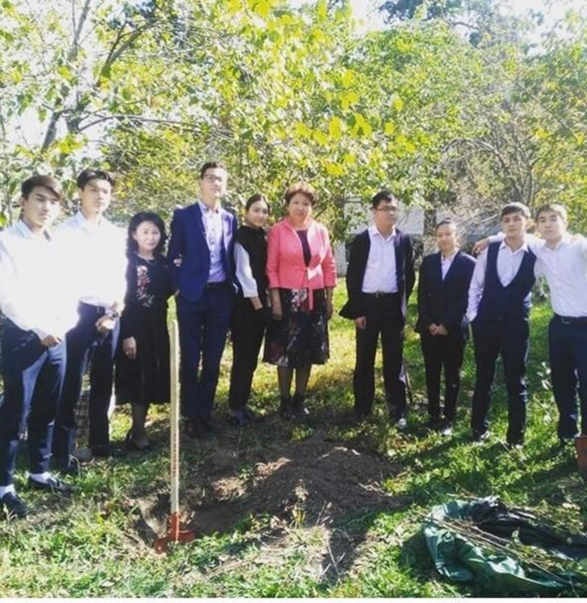 Вместе с учениками сажали деревья на территории школы